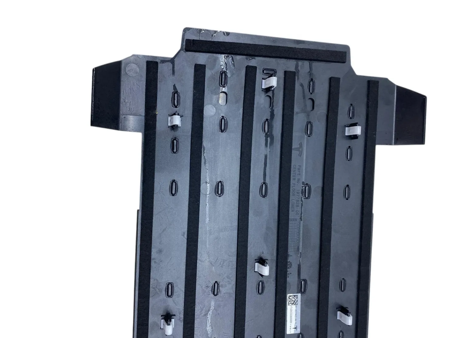 1977827-02-C Центральна підлогова накладка — нижня CENTER FLOOR TRIM – LOWER