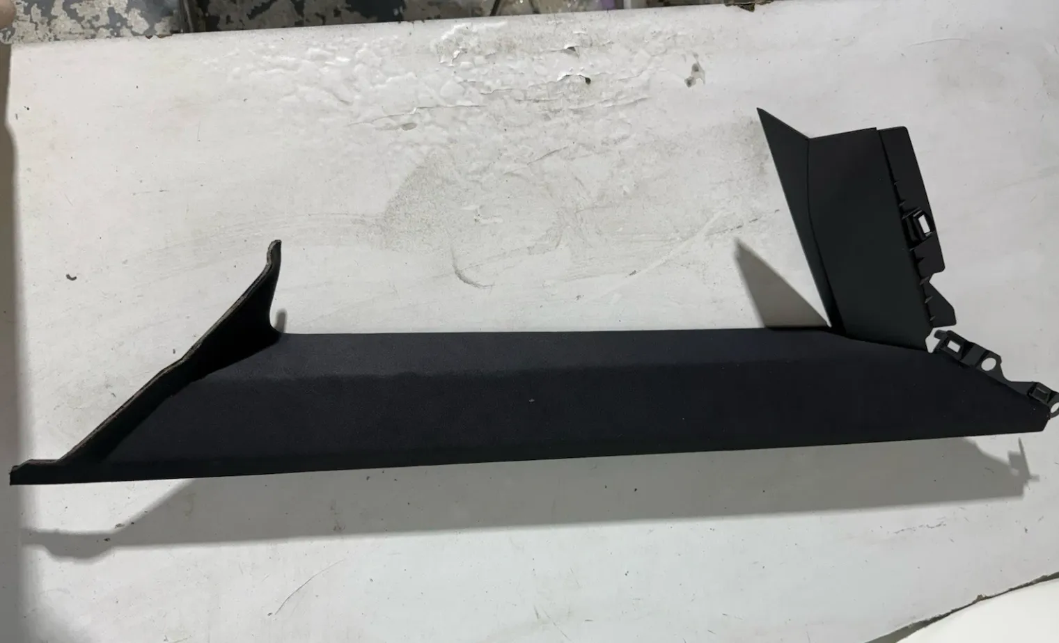 1906363-00-C Оздоблення передньої частини передньої лівої стійки (A-подібної) A-PILLAR FORWARD TRIM – LEFT HAND