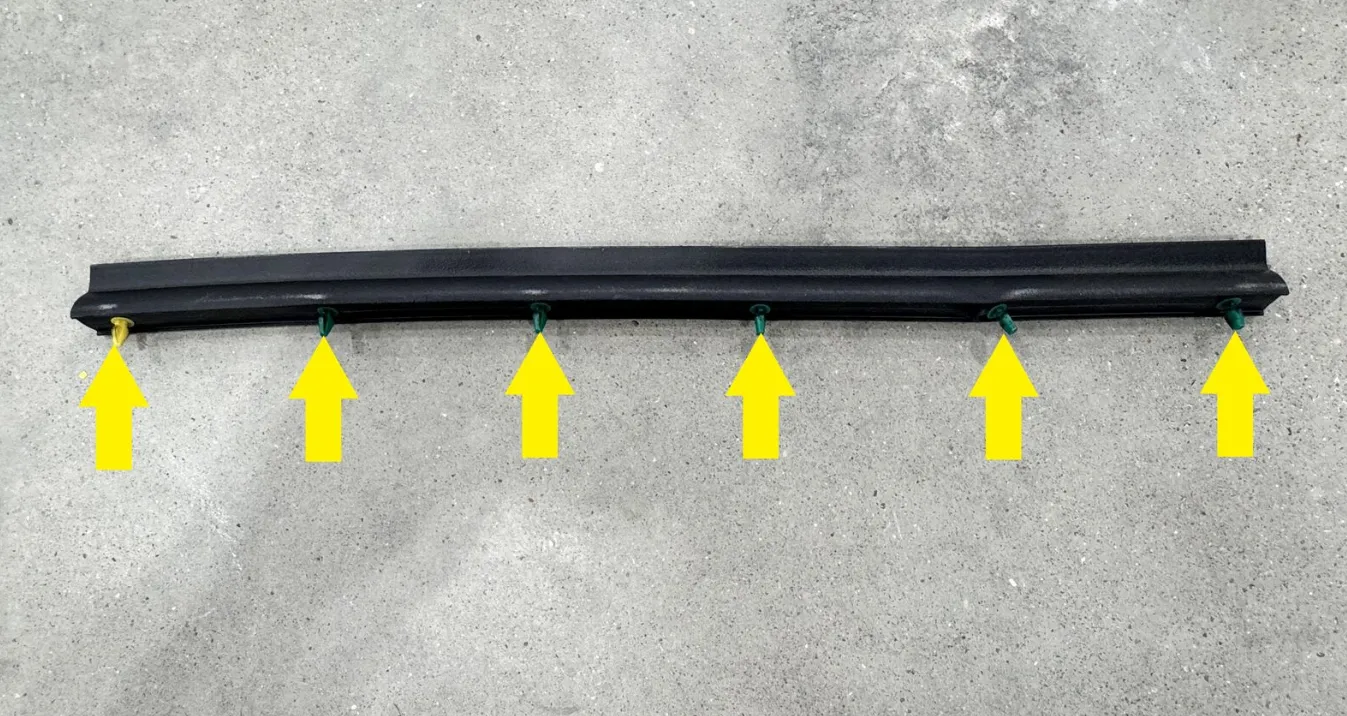 1808602-00-A Правий ущільнювач задньої кришки багажника TAILGATE SEAL – RIGHT HAND