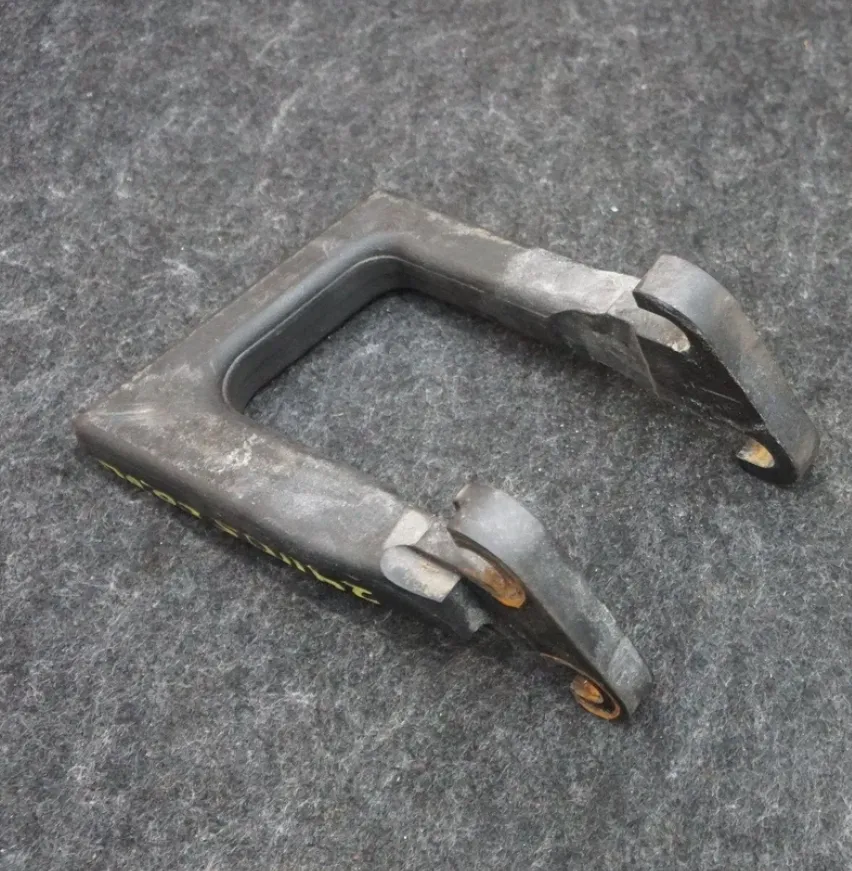 1250543-00-B Буксирувальний гак — права сторона RECOVERY HOOK – RIGHT HAND