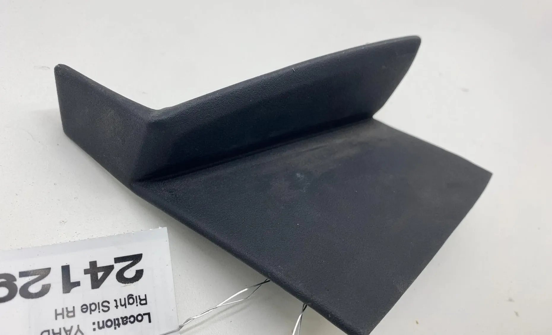 1905511-60-B Оздоблення середньої частини передньої правої стійки (A-подібної) A-PILLAR MIDDLE TRIM RIGHT