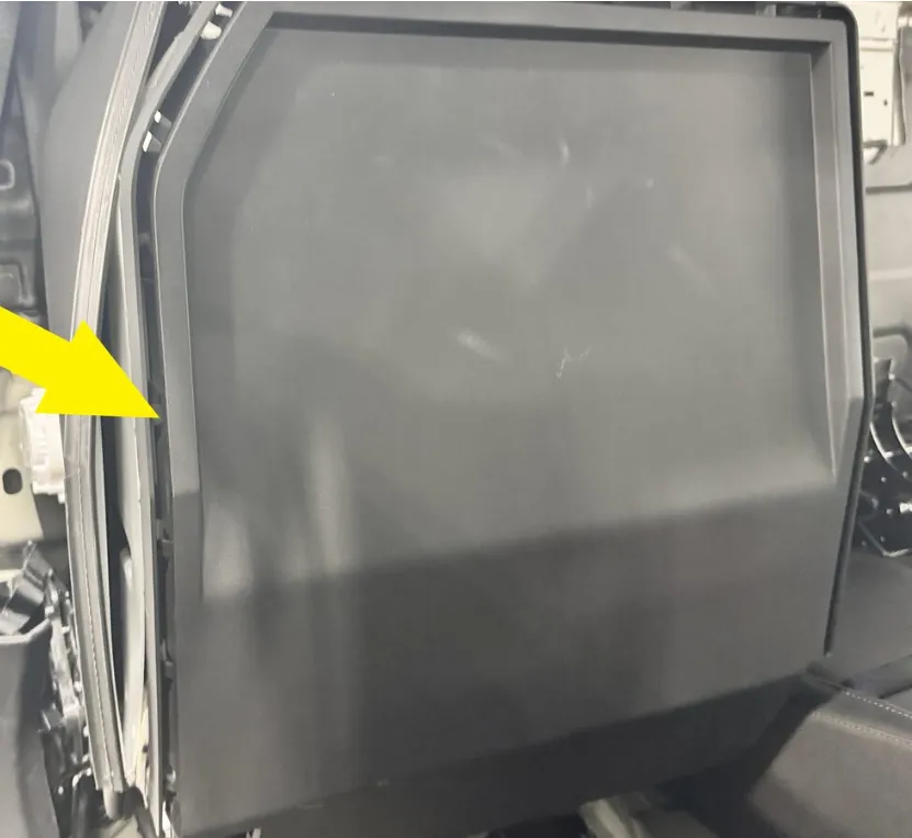 1820035-00-B Нижня частина сидіння другого ряду — права сторона  2ND ROW SEAT UNDERBELLY – RIGHT HAND