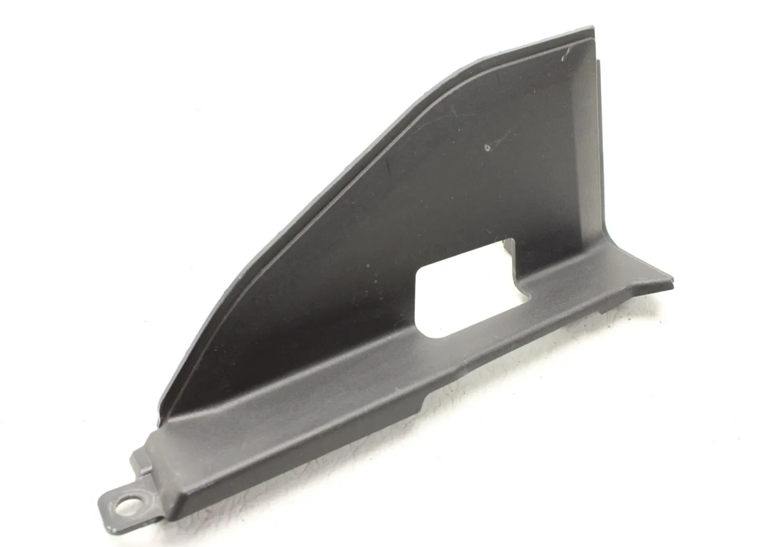 1922105-00-D Накладка-заглушка заднього ліхтаря – ліва сторона REAR LAMP CLOSEOUT APPLIQUE – LEFT HAND