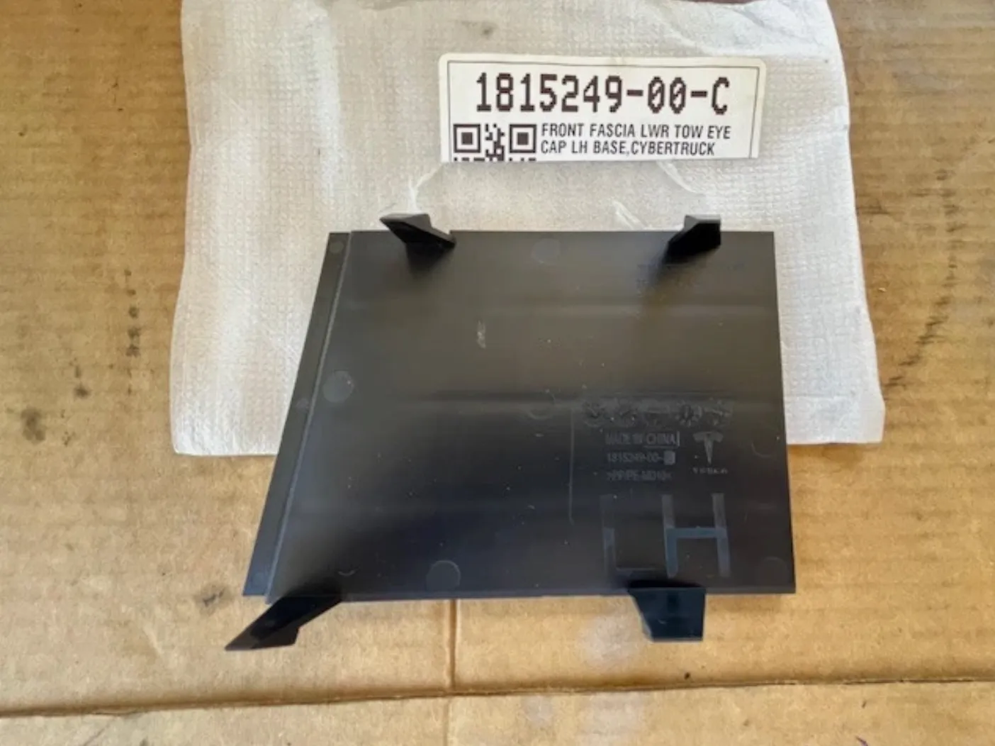 1815272-00-C Ліва нижня заглушка буксирувального вушка LOWER TOW EYE CAP – LEFT HAND