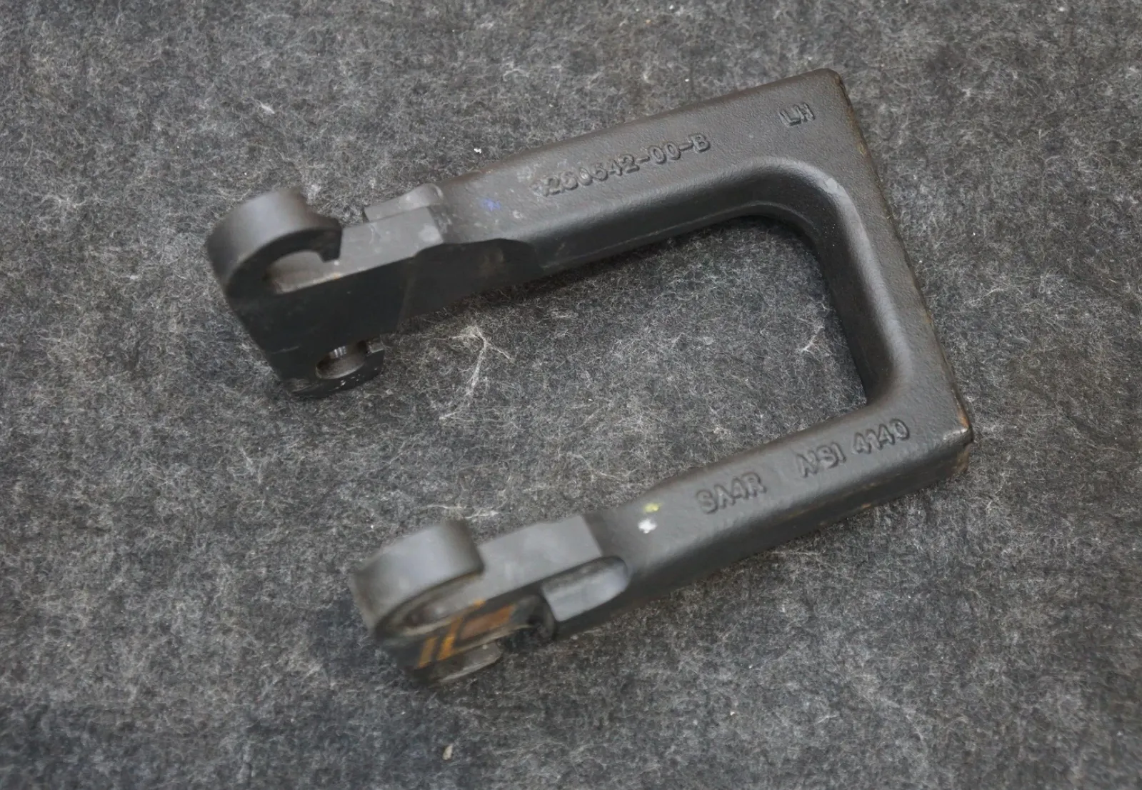 1250542-00-B Буксирувальний гак — ліва сторона RECOVERY HOOK – LEFT HAND