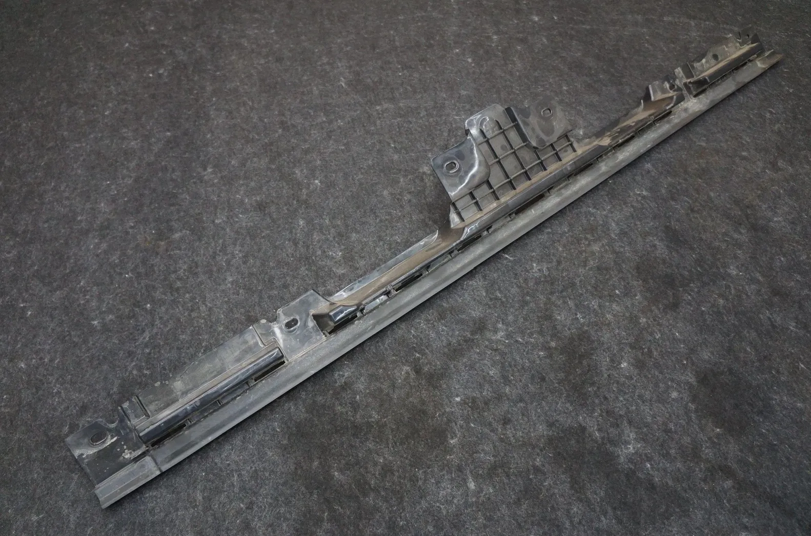 1684640-00-C Центральний кронштейн CENTER BRACKET