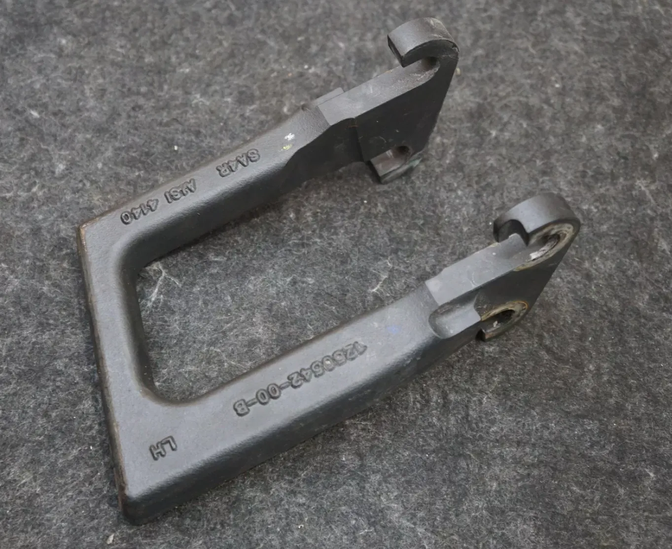 1250542-00-B Буксирувальний гак — ліва сторона RECOVERY HOOK – LEFT HAND