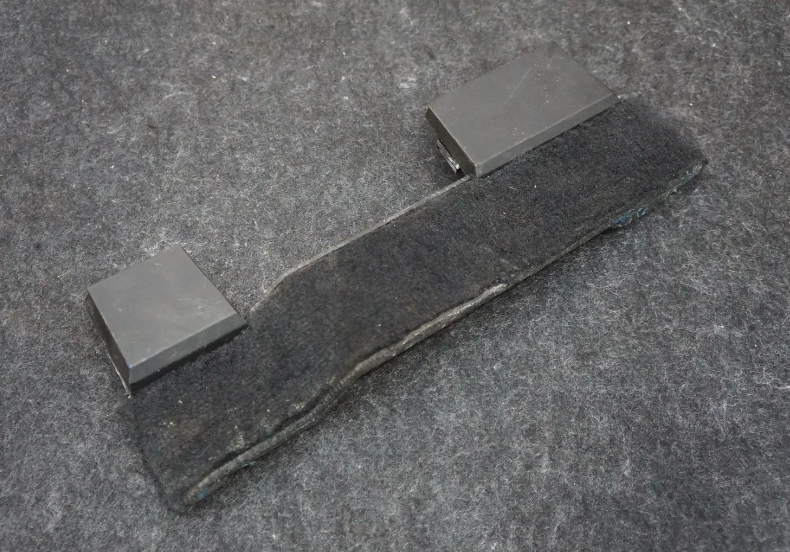 1927928-00-A Перший ряд — кришка для гвинтів сидіння права сторона FIRST ROW SEAT SCREW COVER RIGHT HAND