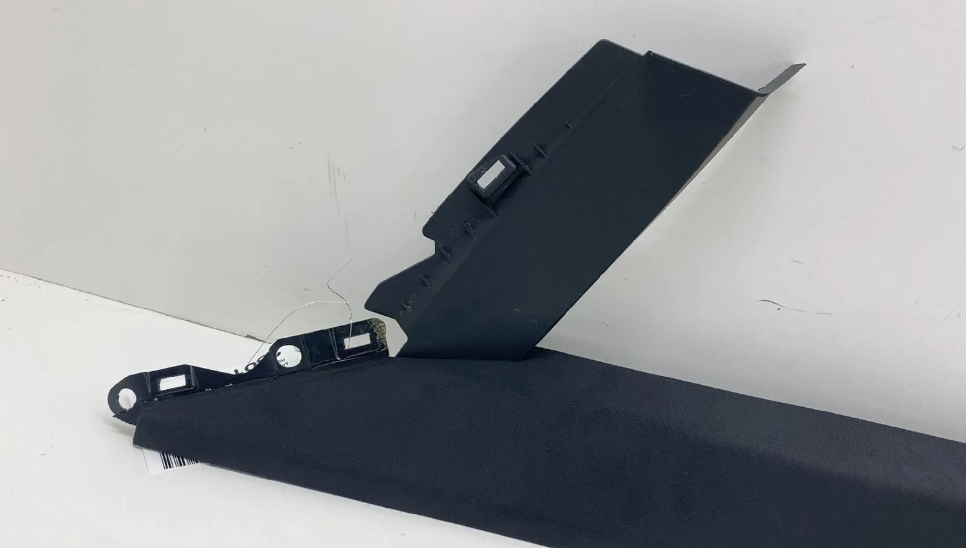 1906369-00-C Оздоблення передньої частини передньої правої стійки (A-подібної) A-PILLAR FORWARD TRIM – RIGHT HAND