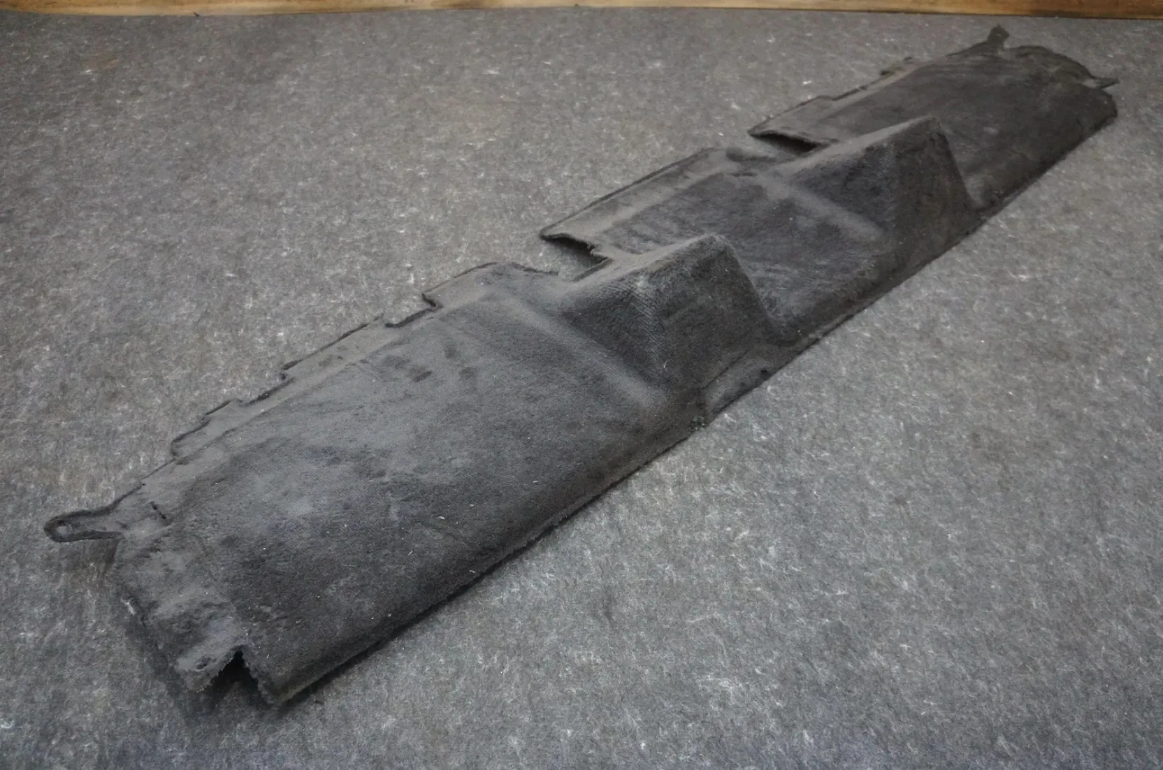 1877889-99-D Нижня обшивка задньої стінки REAR WALL LOWER TRIM