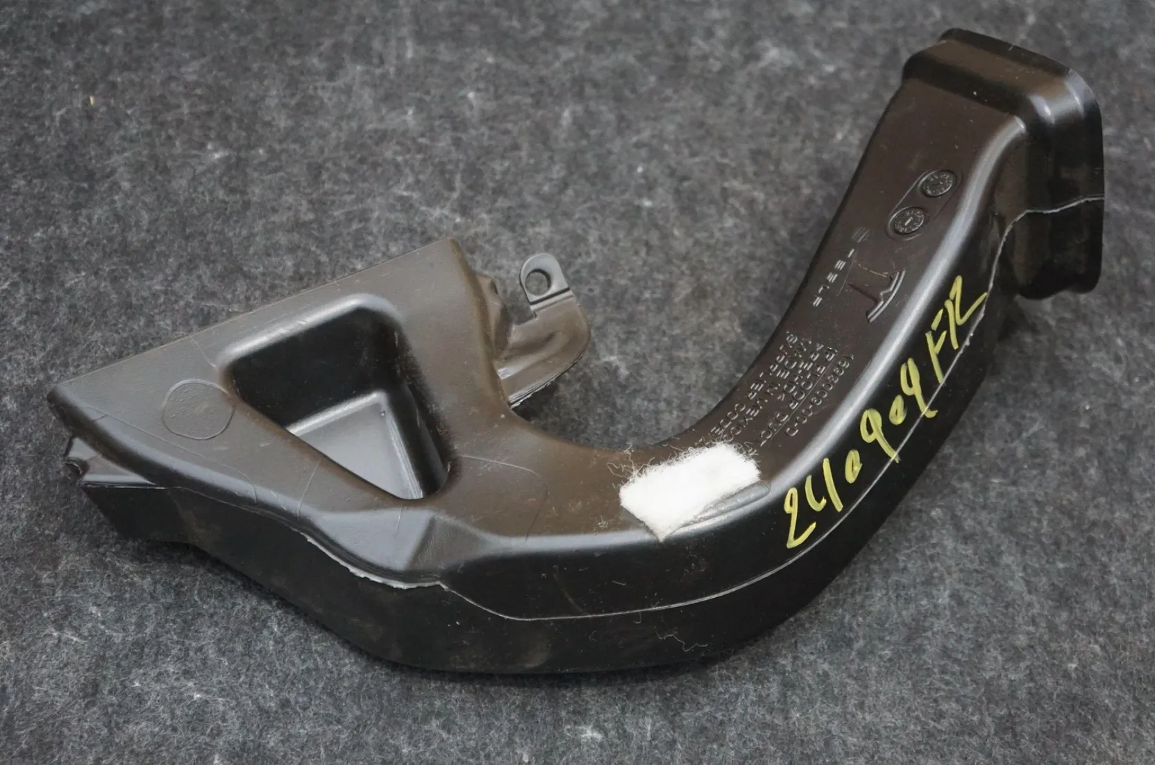1693009-00-D Повітропровід підлоги приладової панелі — правий INSTRUMENT PANEL FLOOR DUCT – RIGHT HAND