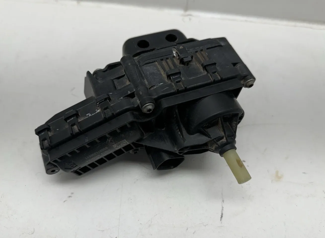 1857042-00-A Замок із довтягуванням заднього борту права сторона TAILGATE CINCHING LATCH – RIGHT HAND