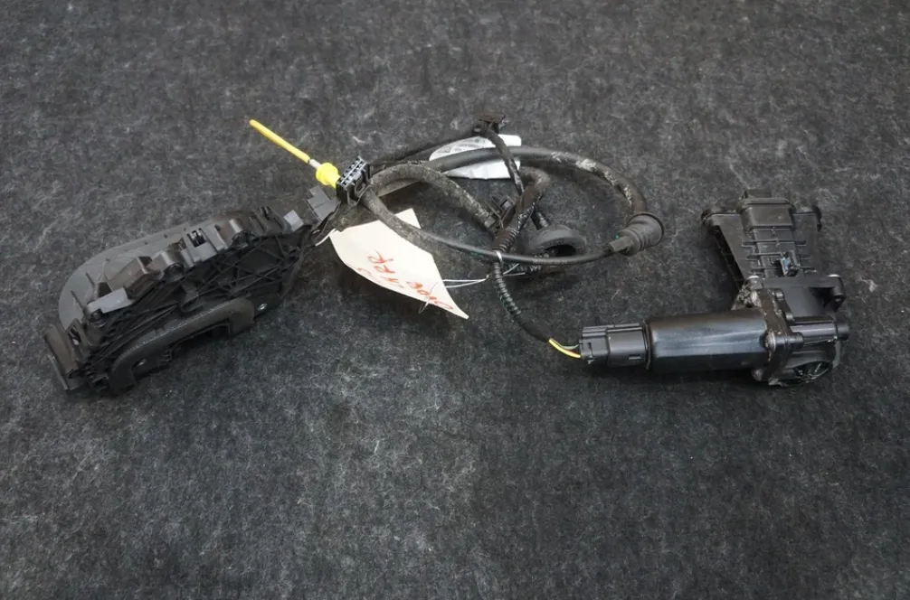 1852218-00-D Засувка (замок) задніх лівих дверей DOOR LATCH – REAR LEFT HAND