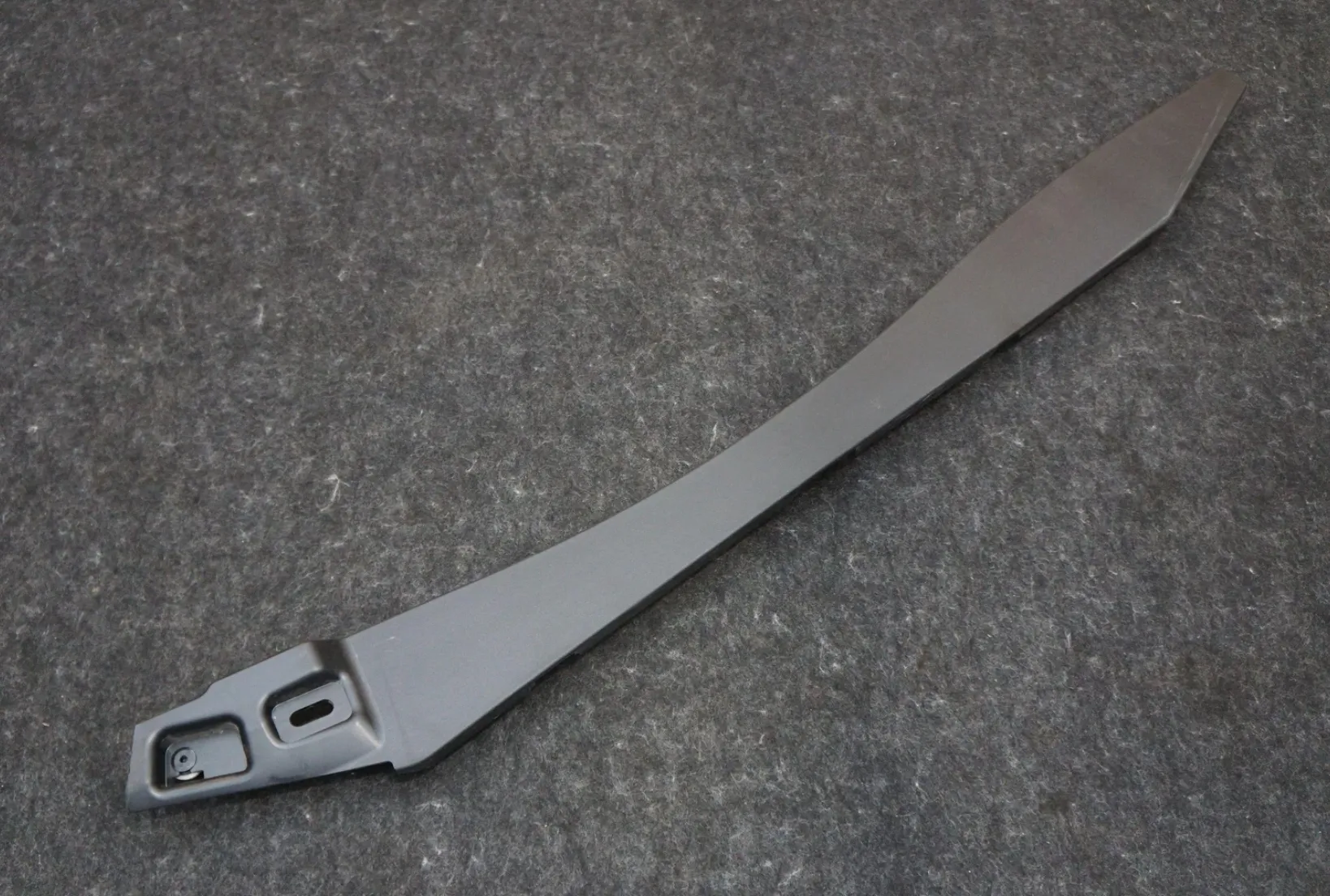 1848587-00-D Ліва заглушка перегородки передньої стійки SAIL BAFFLE CLOSEOUT – LEFT HAND