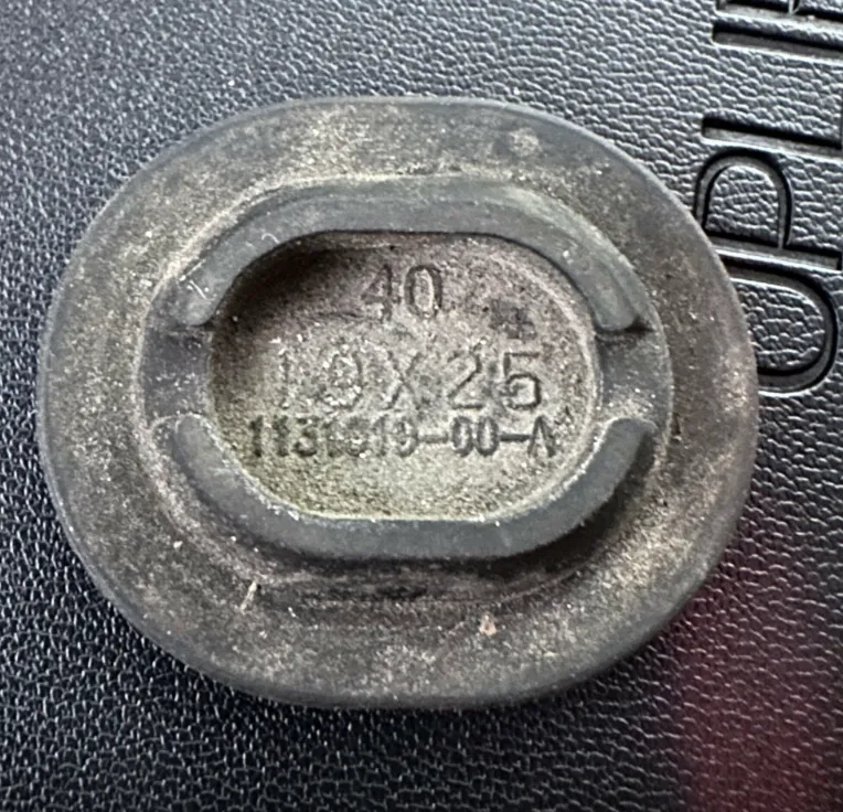 1131019-00-A Заглушка з прорізом 19×25 мм PLUG