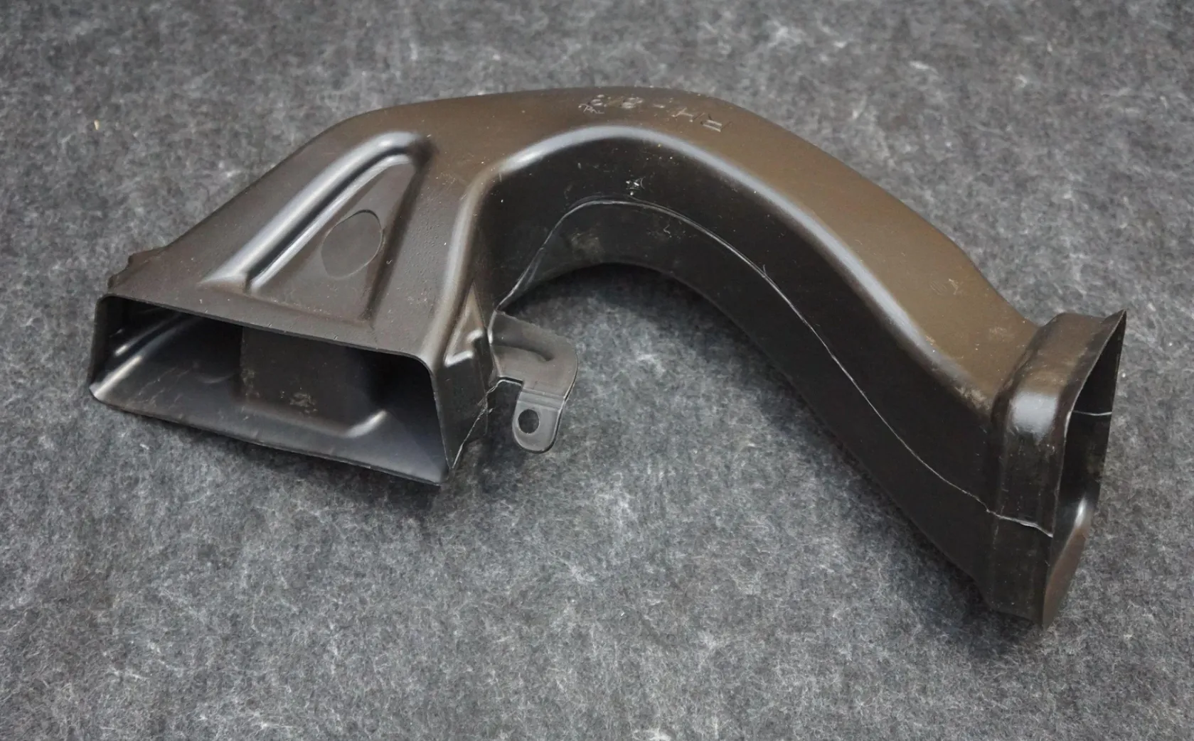 1693009-00-D Повітропровід підлоги приладової панелі — правий INSTRUMENT PANEL FLOOR DUCT – RIGHT HAND