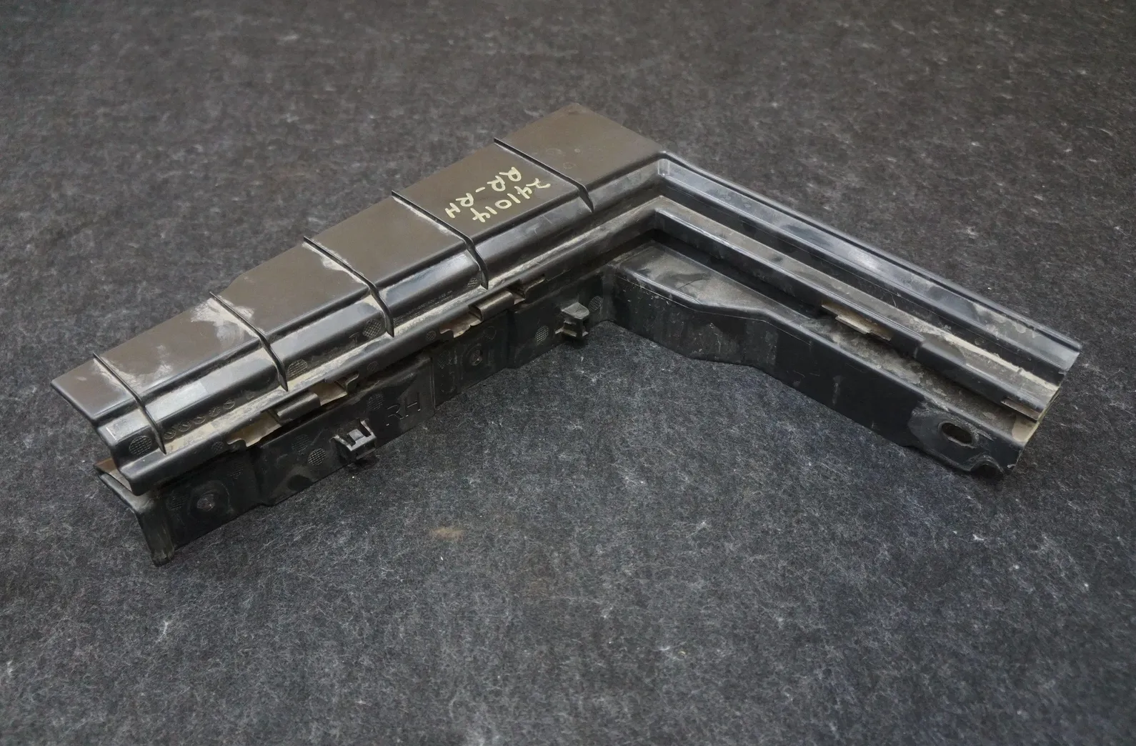 1800642-00-C Правий кронштейн бокової частини кузова BODY SIDE BRACKET – RIGHT HAND