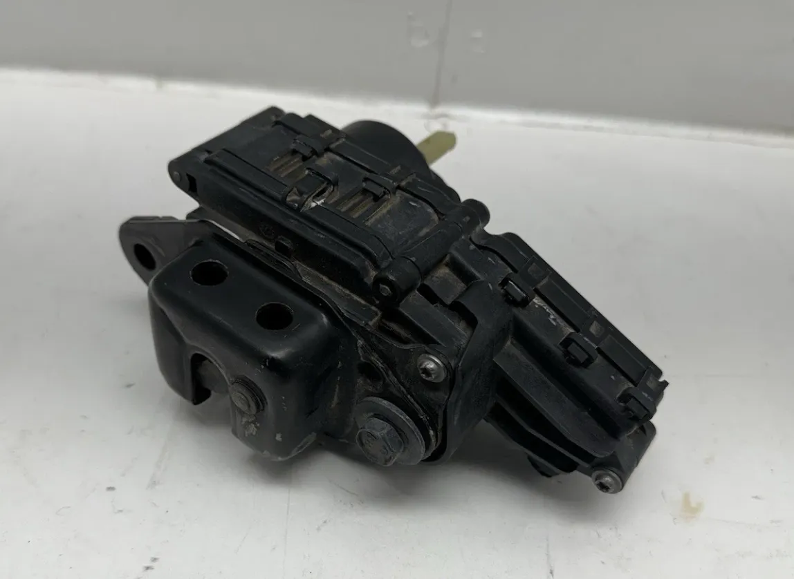 1857042-00-A Замок із довтягуванням заднього борту права сторона TAILGATE CINCHING LATCH – RIGHT HAND