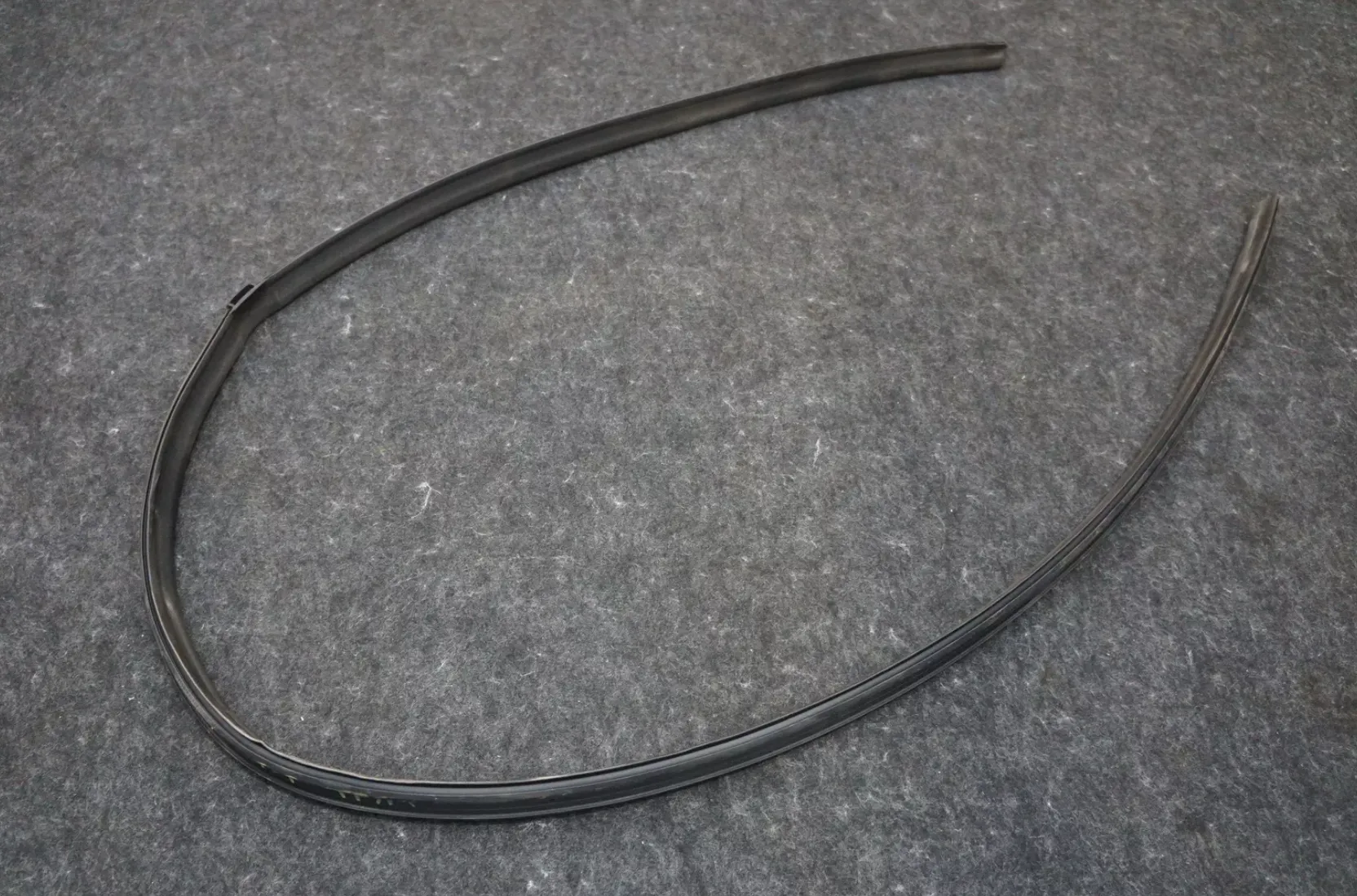 1807549-00-B Ущільнювач даху лівий HEADER SEAL – LEFT HAND