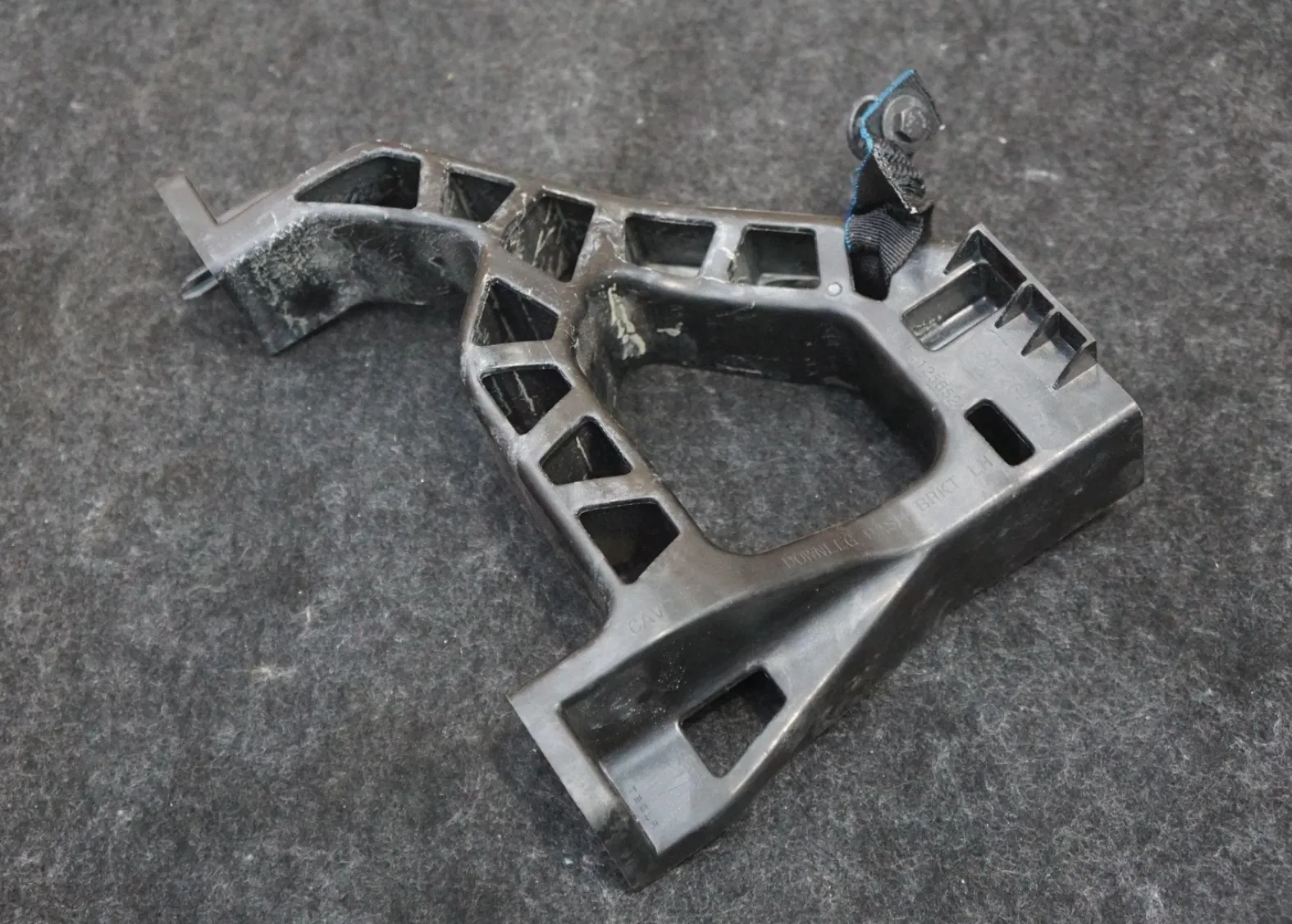 1807269-99-F Кронштейн нижньої стійки приладової панелі — лівий IP DOWNLEG BRACKET – LEFT HAND