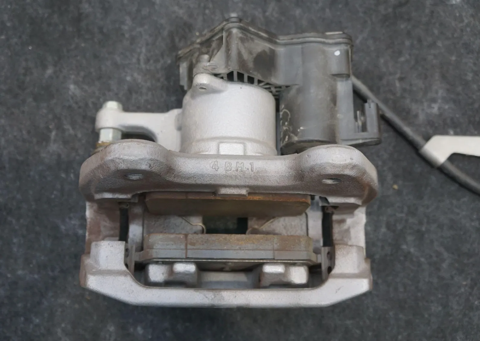 1250641-00-D Задній гальмівний супорт – ліва сторона REAR BRAKE CALIPER – LEFT HAND
