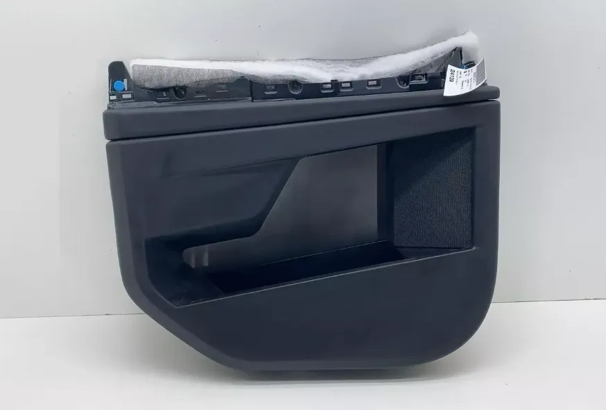 1819229-93-D Обшивка задньої двері — ліва сторона DOOR TRIM REAR – LEFT HAND
