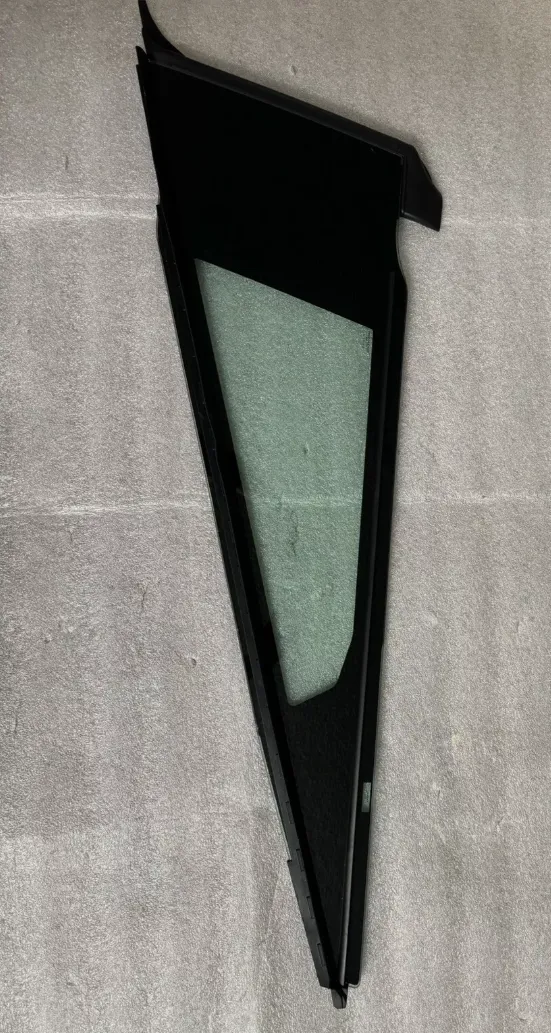 1818075-00-B Збірка переднього правого кутового скла FRONT QUARTER GLASS ASSEMBLY – RIGHT HAND