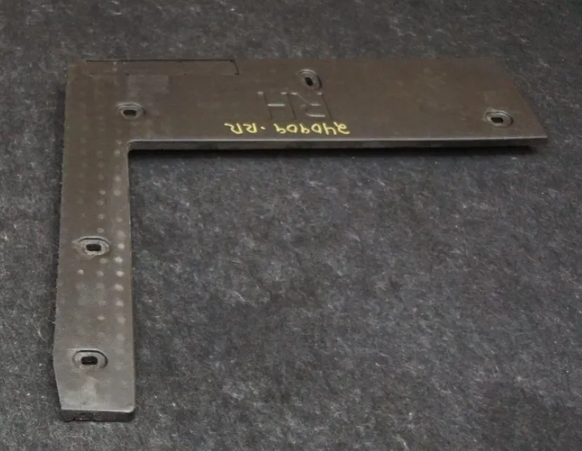 1684649-00-C Правий центральний кронштейн підніжки облицювання FASCIA STEP BRACKET CENTER – RIGHT HAND
