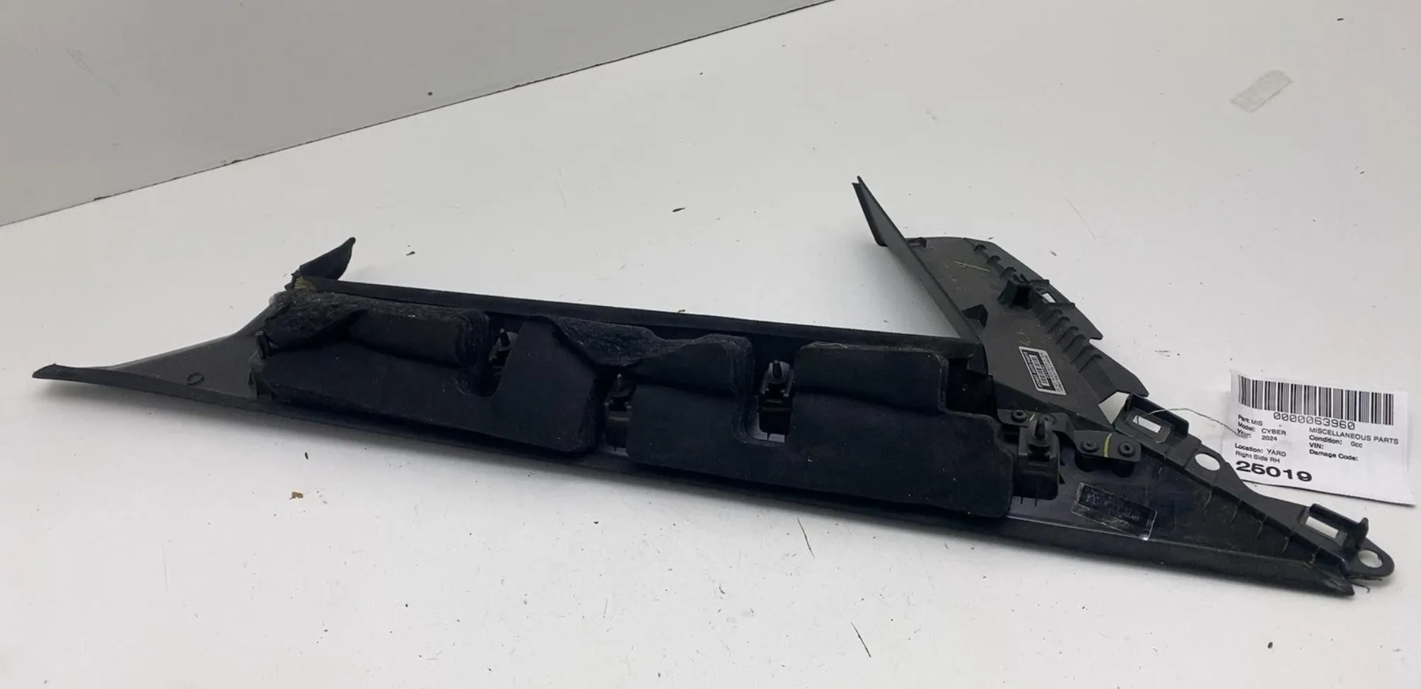 1906369-00-C Оздоблення передньої частини передньої правої стійки (A-подібної) A-PILLAR FORWARD TRIM – RIGHT HAND