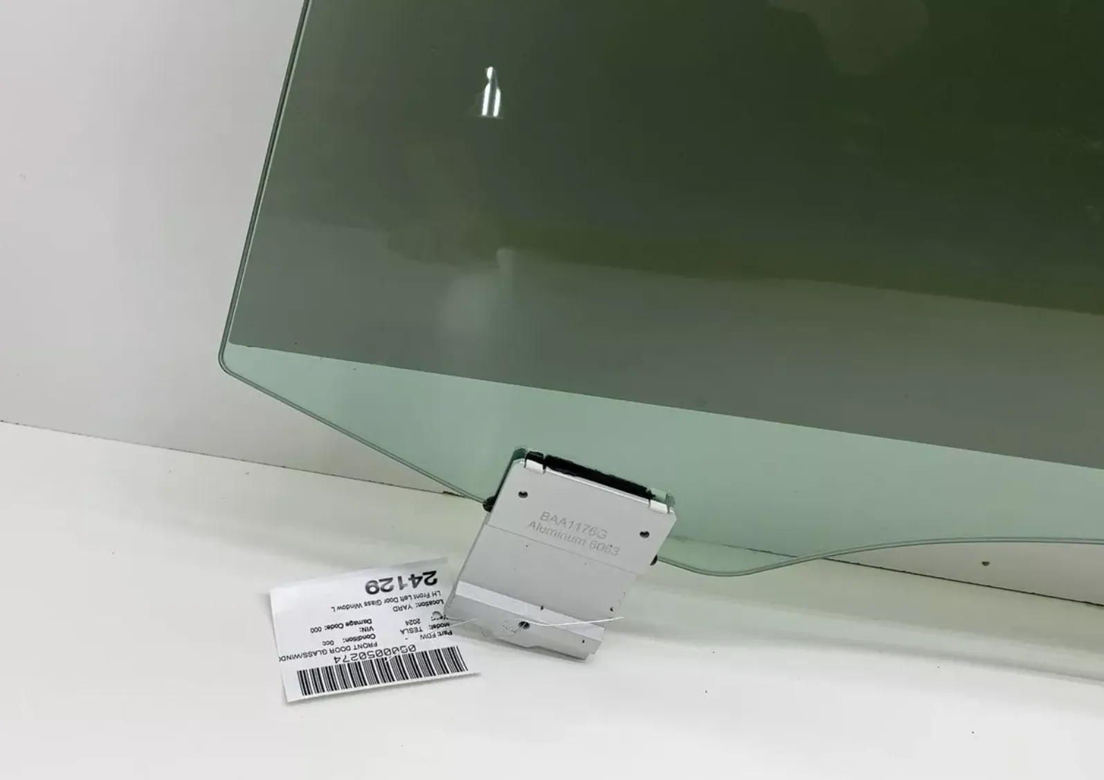 1805868-00-F Рухоме бокове скло передніх дверей ліве MOVING SIDE GLASS – FRONT – LEFT HAND