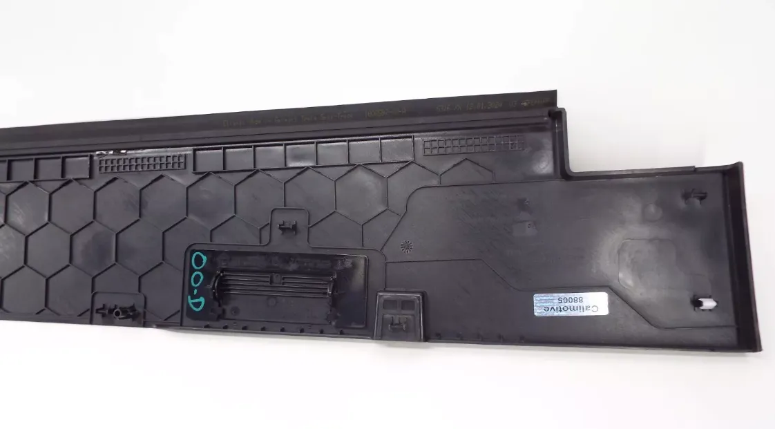 2009390-00-A Збірка декоративної накладки боковини кузова — ліва сторона BED SIDE APPLIQUE ASSEMBLY – LEFT HAND