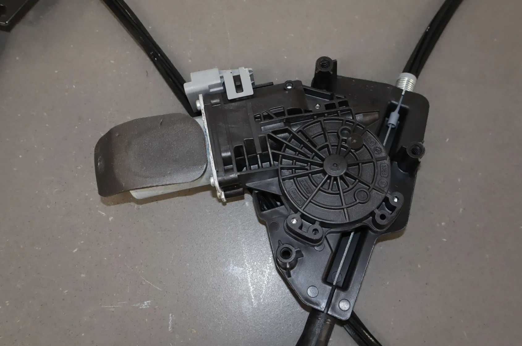 1873121-00-B Механізм склопідйомника передніх правих дверейWINDOW REGULATOR MECHANISM – FRONT – RIGHT HAND