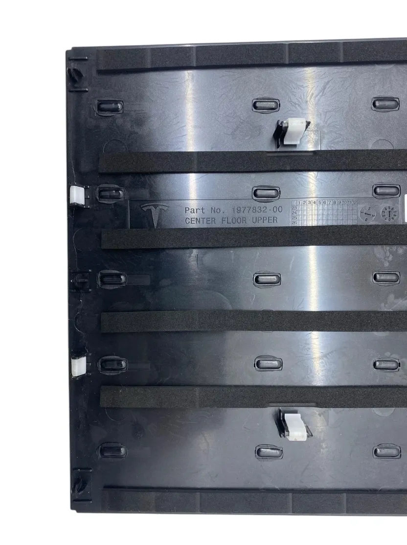 1977830-00-B Центральна підлогова накладка — верхня CENTER FLOOR TRIM – UPPER