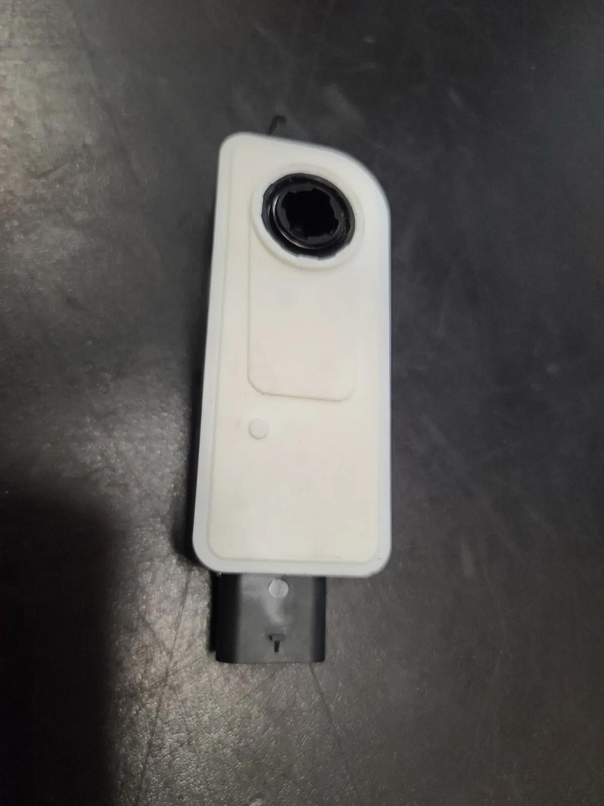 1693096-00-A Привід дверцят зарядного порту CHARGE PORT DOOR ACTUATOR