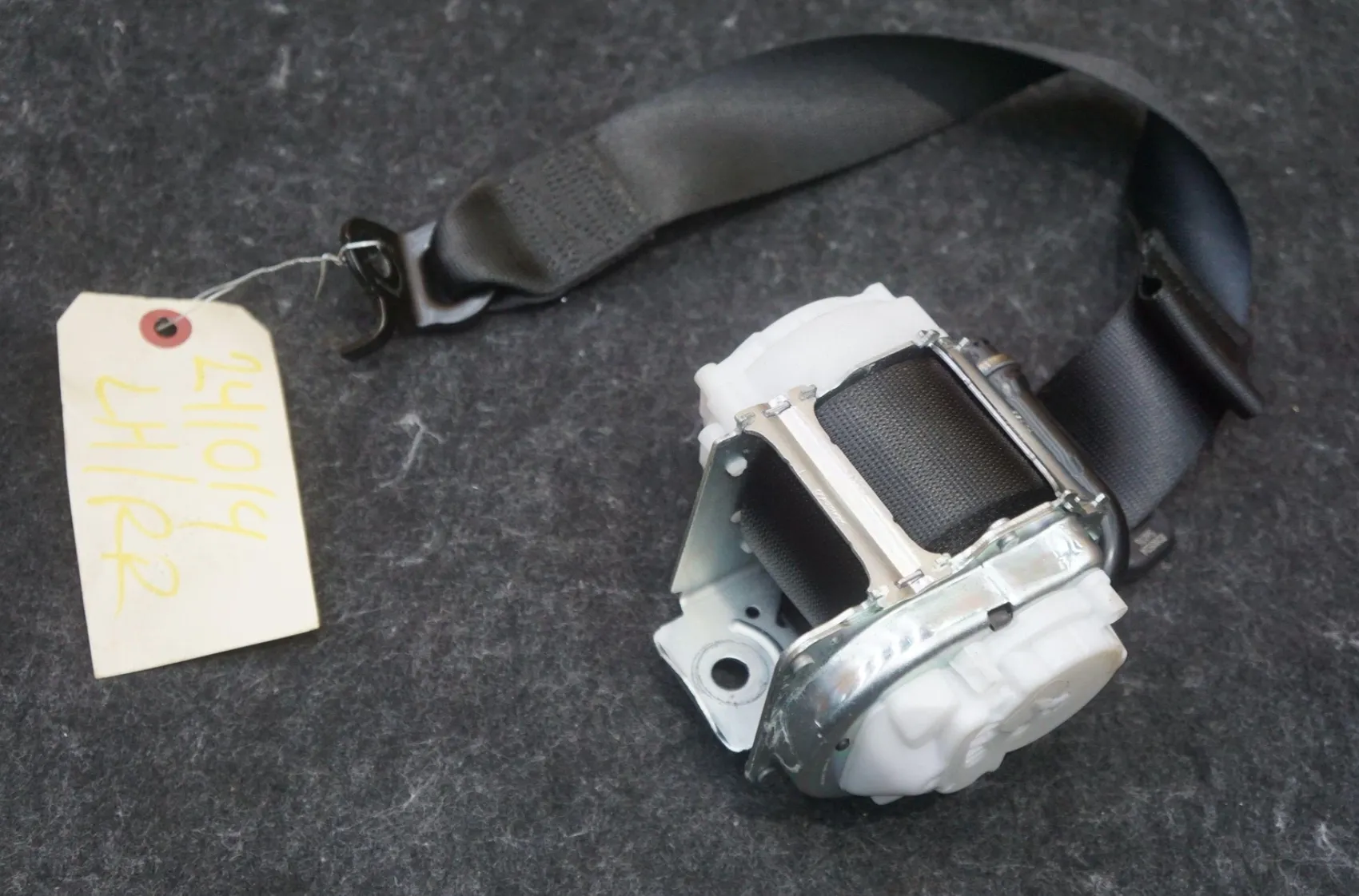 1836992-N1-C ДЗовнішній змотувач ременя безпеки другого ряду — чорний — Північна Америка  SECOND ROW – OUTBOARD RETRACTOR – BLACK – NORTH AMERICA