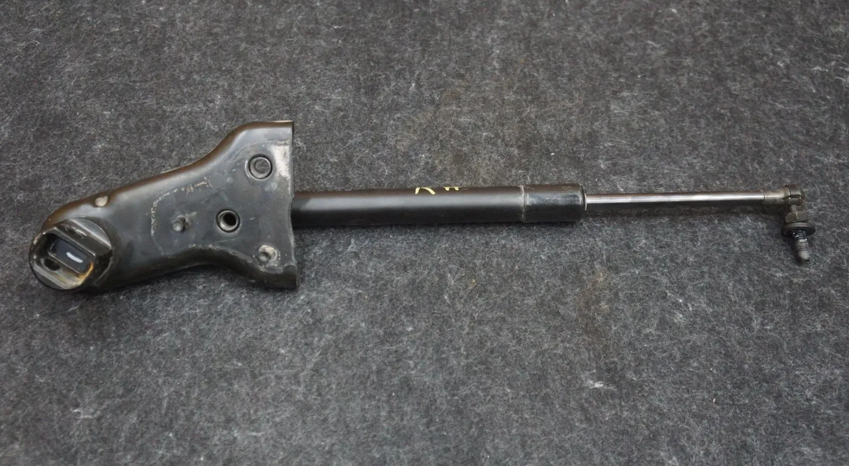 1857063-00-A Амортизатор (газовий упор) заднього бортуTAILGATE STRUT DAMPER