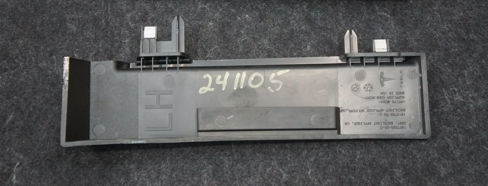 1907623-00-C Ліва збірка декоративної накладки заднього скла BACKLITE APPLIQUE ASSEMBLY – LEFT HAND