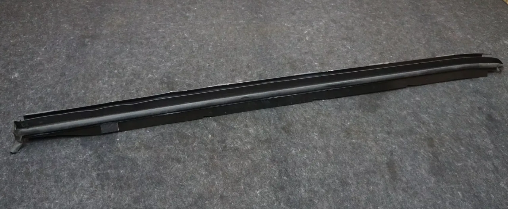 1852128-00-F Збірка горизонтальної рейки тонно (ліва сторона) TONNEAU HORIZONTAL RAIL ASSEMBLY – LEFT HAND