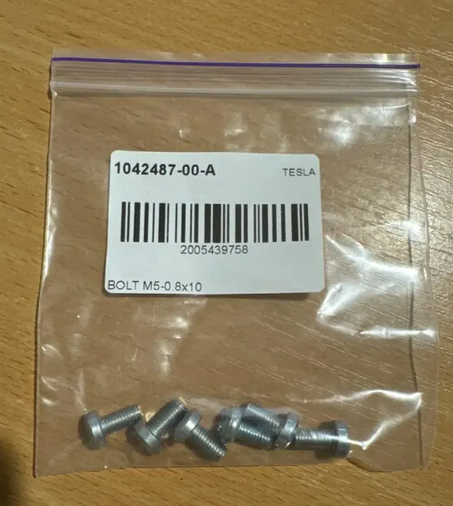 1042487-00-A Болт M5×0.8×10 мм BOLT