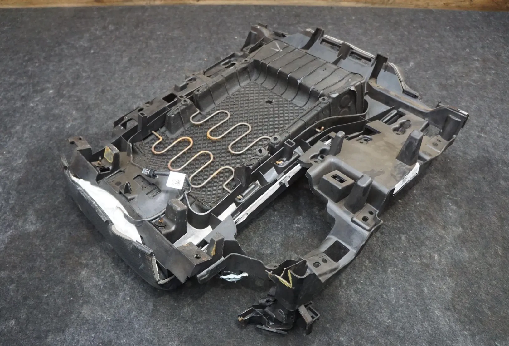 4098873-T1-A Збірка спинки сидіння другого ряду — права сторона SECOND ROW SEAT BACK ASSEMBLY – RIGHT HAND