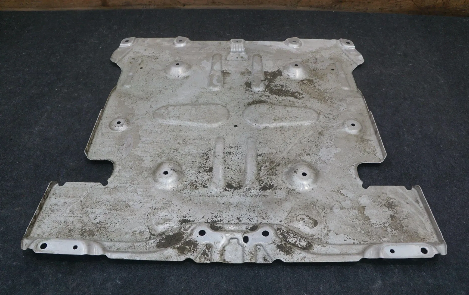 1939643-00-B Передній аеродинамічний щит — штампована деталь FRONT AERO SHIELD – STAMPING