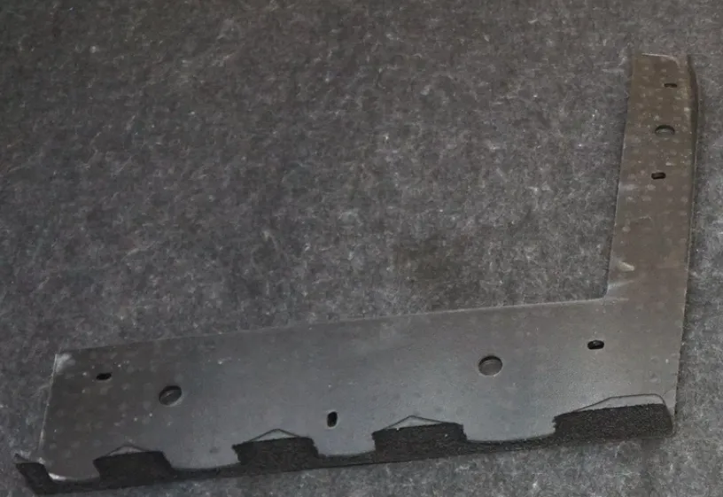 1684650-00-C Лівий центральний кронштейн підніжки облицювання FASCIA STEP BRACKET CENTER – LEFT HAND