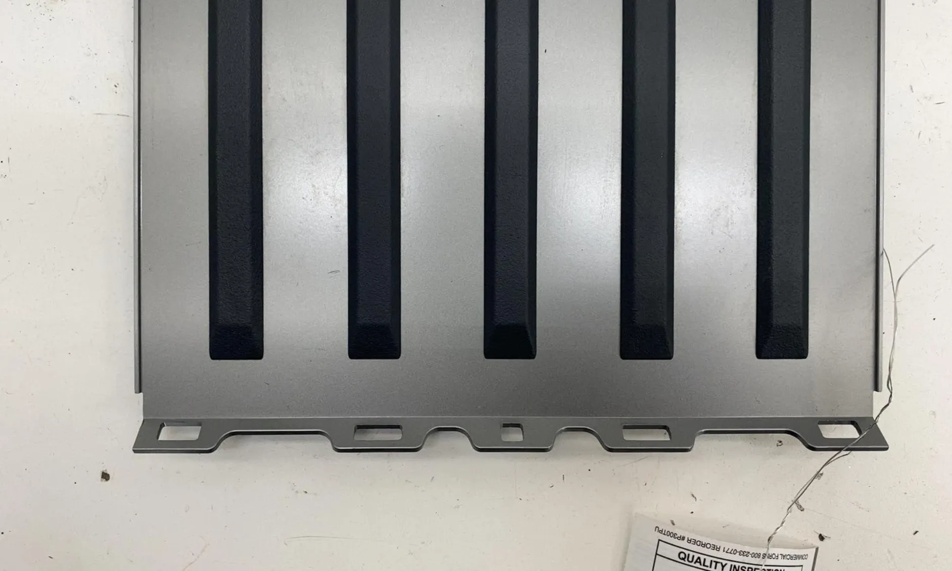 1977827-00-B Центральна підлогова накладка — нижня CENTER FLOOR TRIM – LOWER