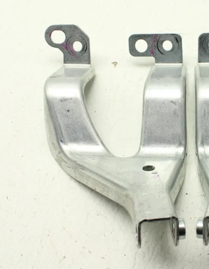 1875752-00-D Кронштейн дисплея приладової панелі – ліва сторона IP DISPLAY BRACKET – LEFT HAND