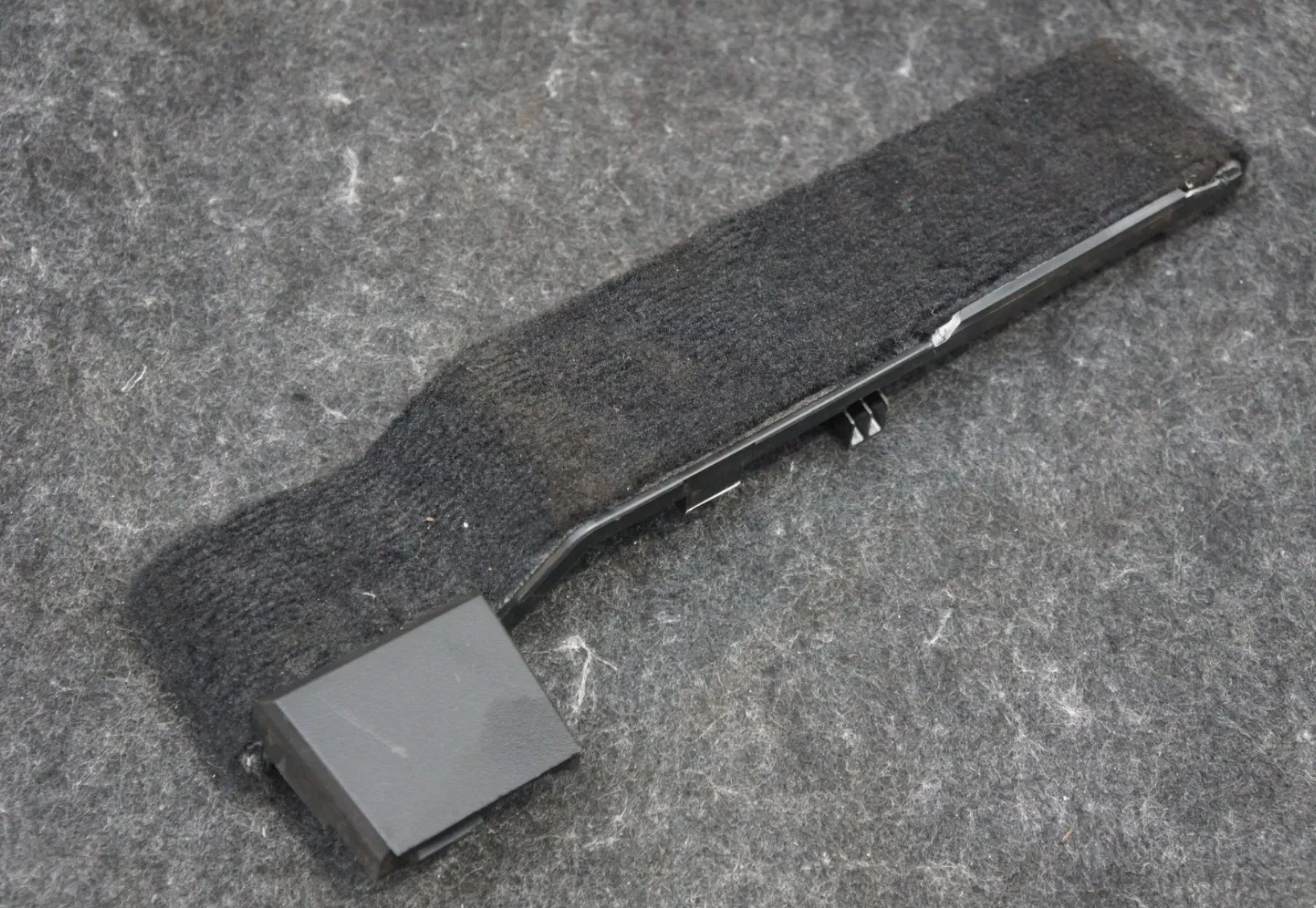 1876823-00-A Перший ряд — кришка для гвинтів сидіння ліва сторона FIRST ROW SEAT SCREW COVER LEFT HAND