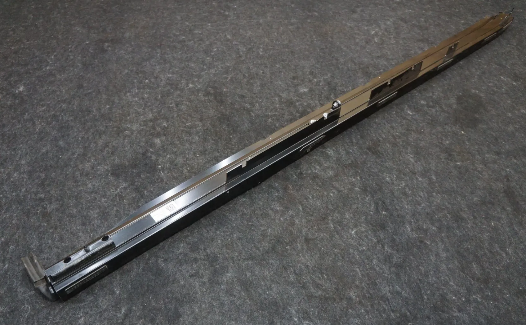 1852128-00-F Збірка горизонтальної рейки тонно (ліва сторона) TONNEAU HORIZONTAL RAIL ASSEMBLY – LEFT HAND