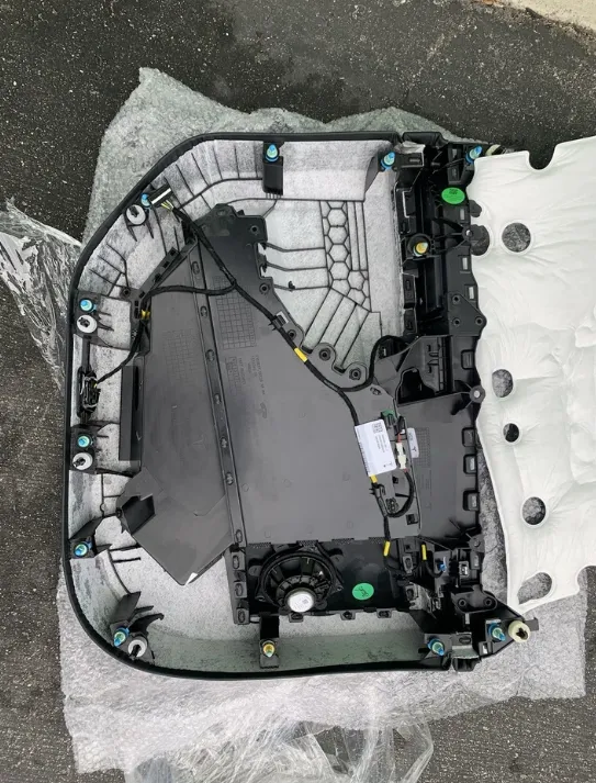 1819329-93-D Обшивка задньої двері — права сторона DOOR TRIM REAR – RIGHT HAND