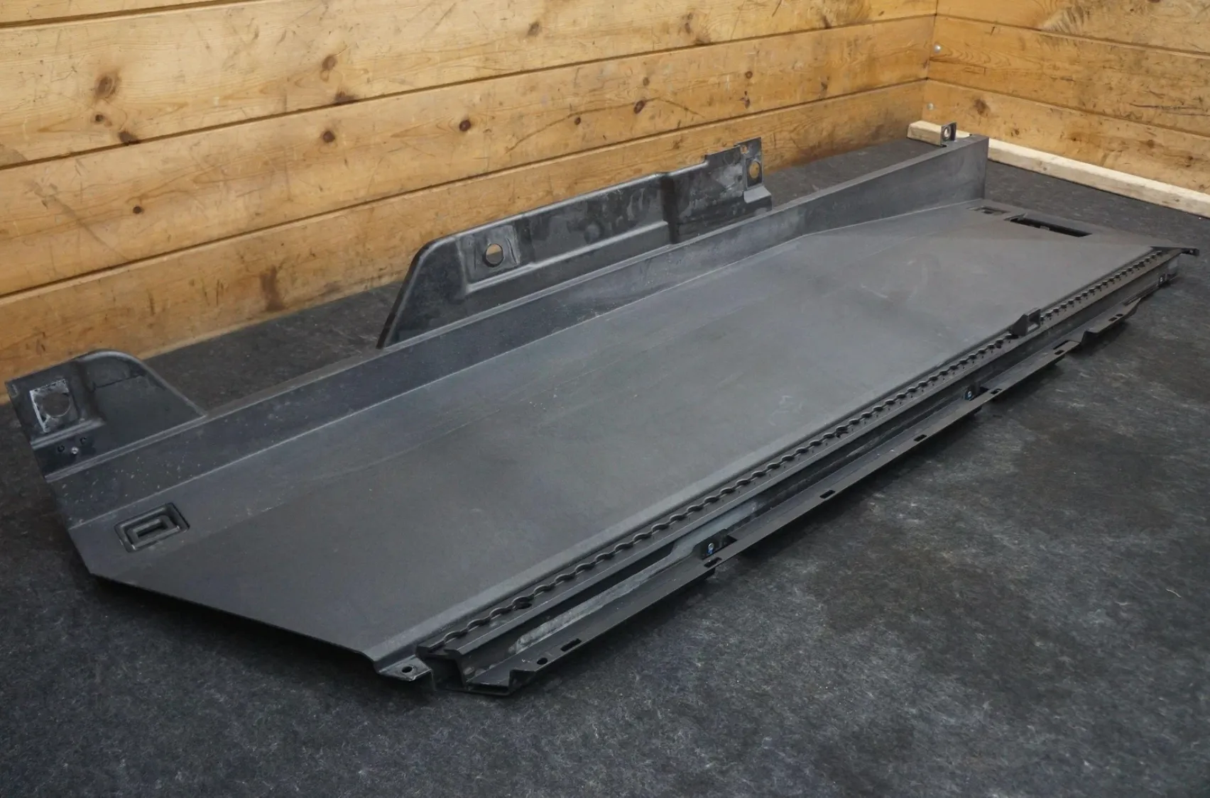 1817884-00-F Нижня бокова стінка вантажної платформи — ліва сторона LOWER BED SIDE WALL – LEFT HAND