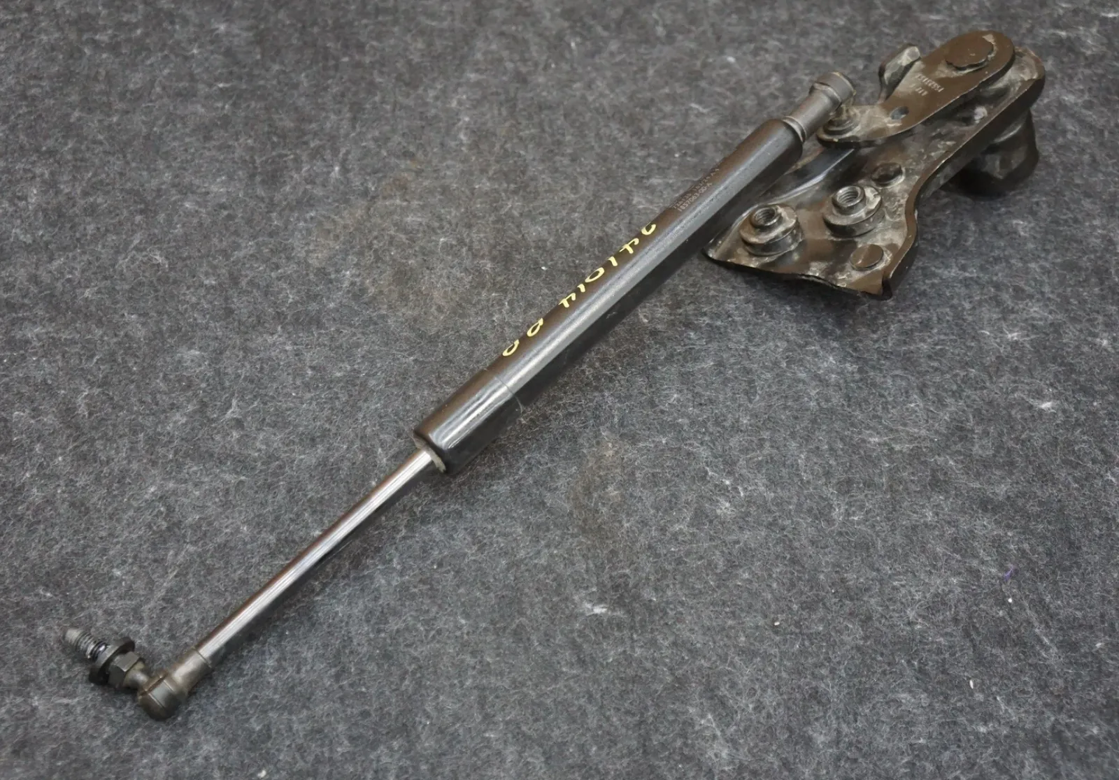 1857063-00-A Амортизатор (газовий упор) заднього бортуTAILGATE STRUT DAMPER