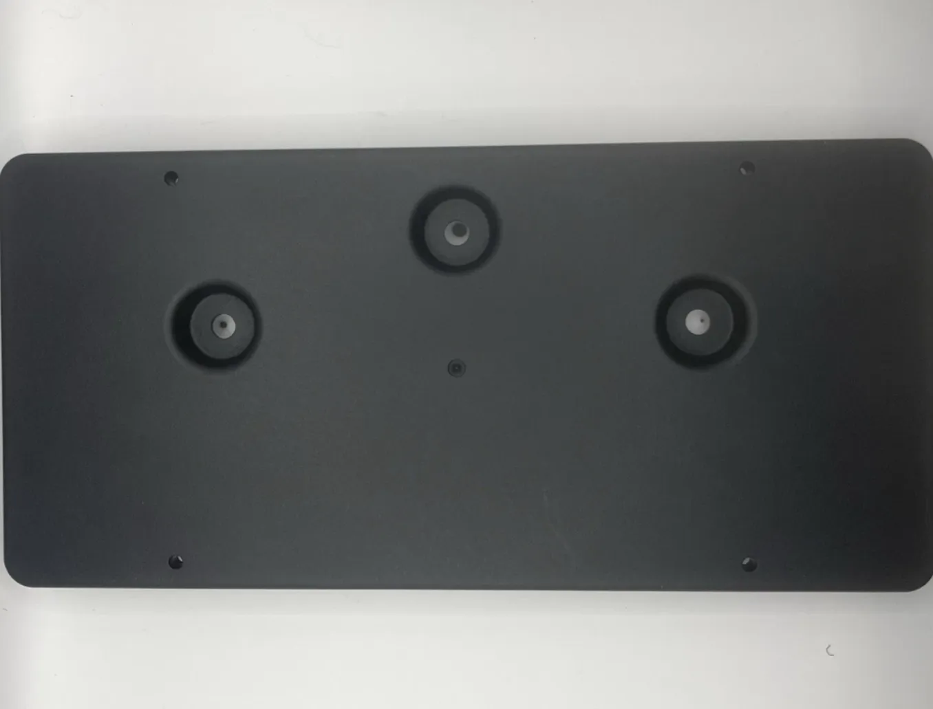 1738004-00-B Передній кріплення (або комплект) номерного знака FRONT LICENSE PLATE ASSEMBLY